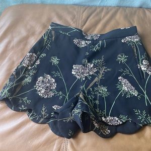 WILFRED SHORTS SIZE 4